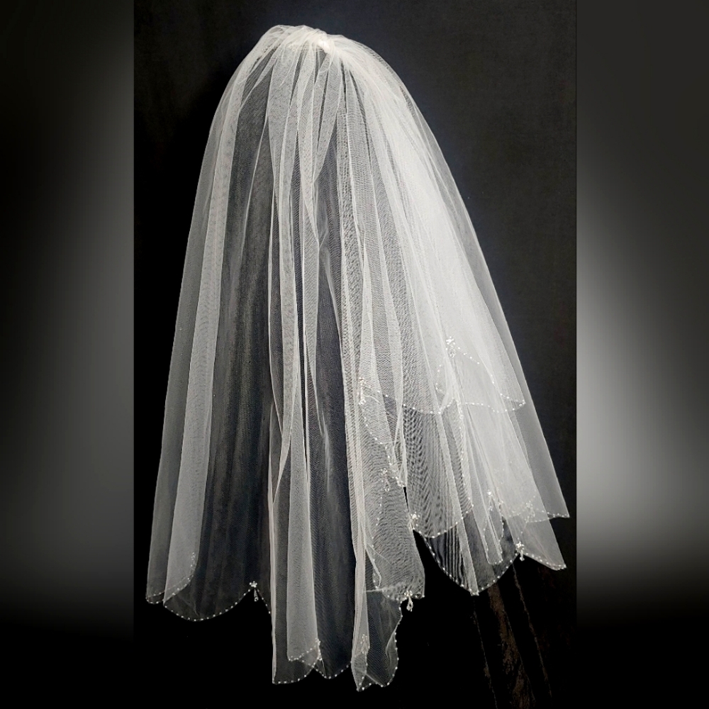 Wedding veil with scalloped edges